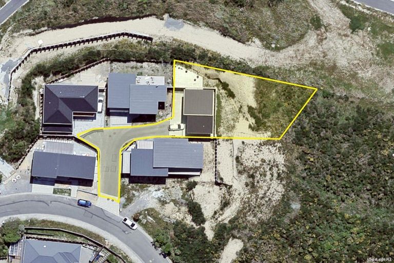 Photo of property in 7b Grumman Lane, Newlands, Wellington, 6037