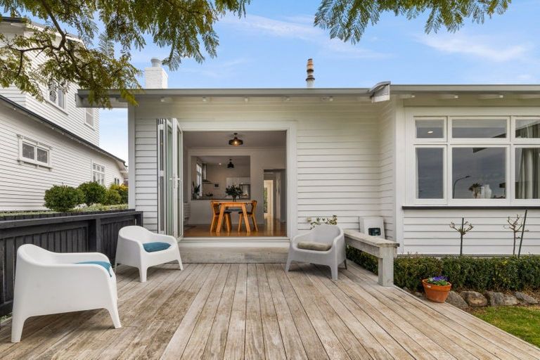 Photo of property in 1 Ormond Road, Hospital Hill, Napier, 4110