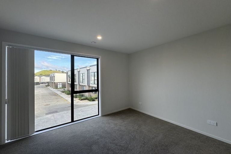 Photo of property in 2 Mikoikoi Crescent, Mangere Bridge, Auckland, 2022
