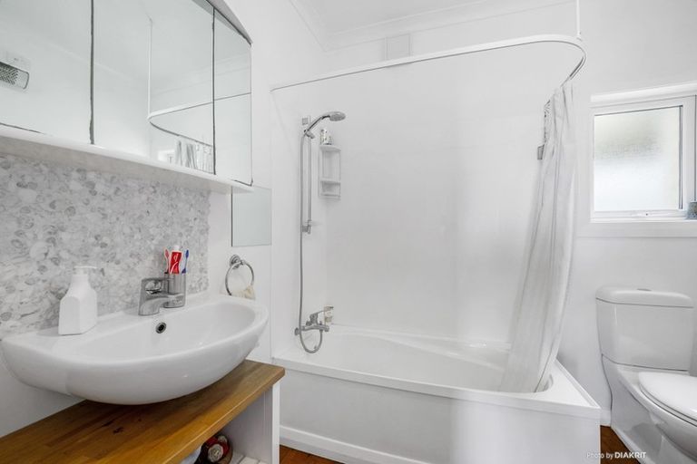 Photo of property in 416 Queens Drive, Lyall Bay, Wellington, 6022