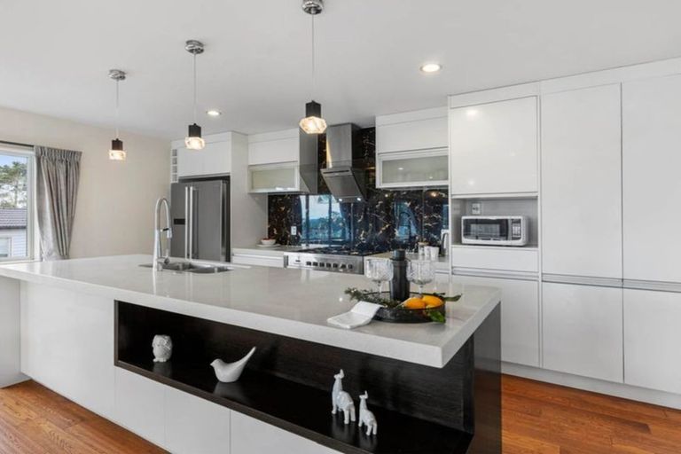 Photo of property in 30a Schnapper Rock Road, Schnapper Rock, Auckland, 0632