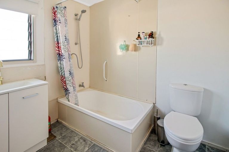 Photo of property in 28 Ngahina Street, Marton, 4710