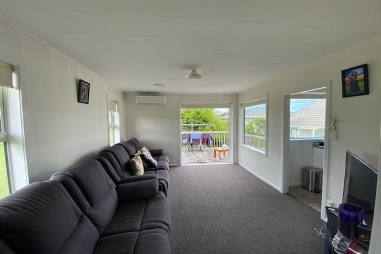 Photo of property in 32 Kenmore Street, Newlands, Wellington, 6037