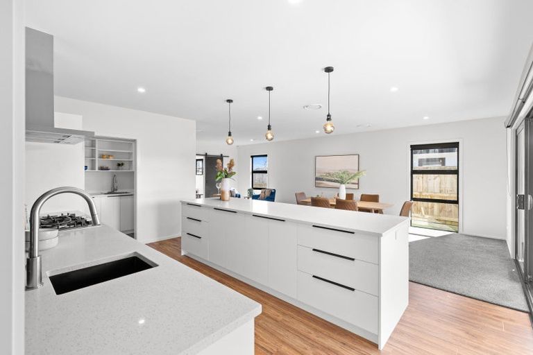 Photo of property in 42 Sardinia Grove, Fitzherbert, Palmerston North, 4410