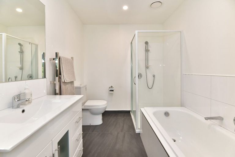 Photo of property in 3/22 Northcross Drive, Oteha, Auckland, 0632