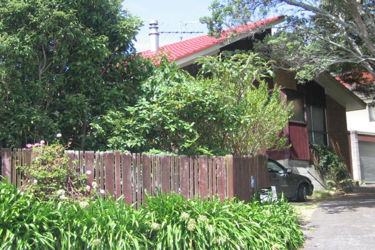 Photo of property in 2/9 Tusac Place, Totara Vale, Auckland, 0627