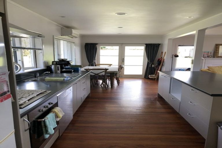 Photo of property in 17 Vandeleur Avenue, Birkdale, Auckland, 0626