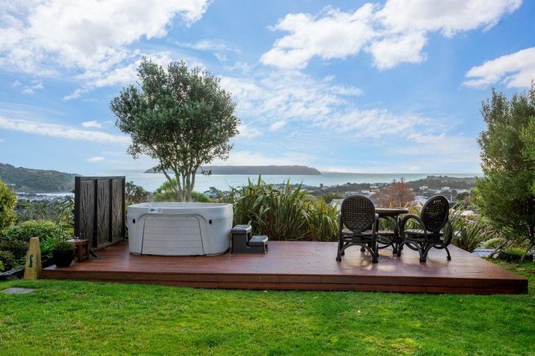 Photo of property in 112 Gloaming Hill, Titahi Bay, Porirua, 5022