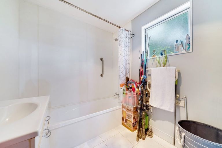 Photo of property in 28 Glenbervie Crescent, Massey, Auckland, 0614