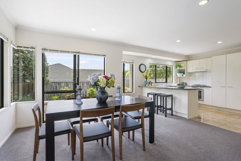 Photo of property in 20 Moyrus Crescent, East Tamaki Heights, Auckland, 2016