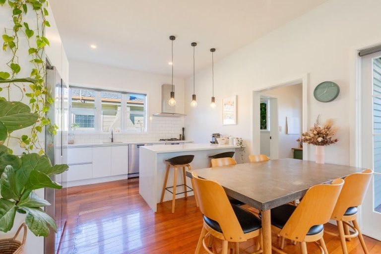 Photo of property in 100 Vigor Brown Street, Napier South, Napier, 4110