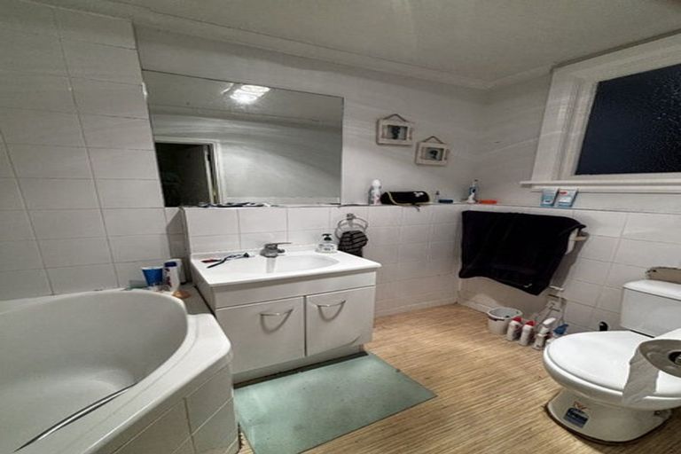 Photo of property in Devonport Apartments, 23/127 Saint Aubyn Street, New Plymouth, 4310