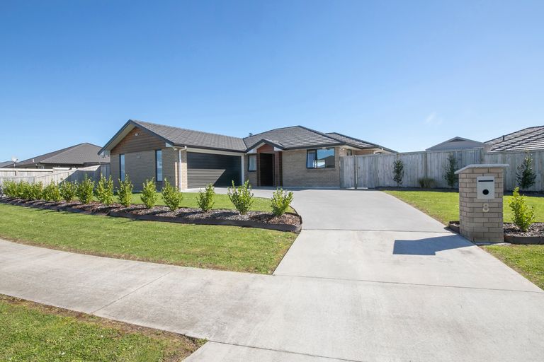 Photo of property in 8 Remana Crescent, Huapai, Kumeu, 0810