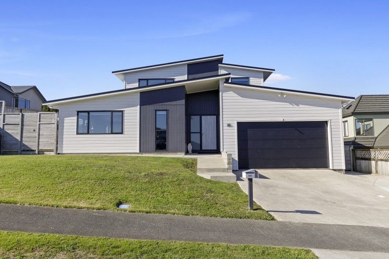 Photo of property in 32 Lanyon Place, Whitby, Porirua, 5024
