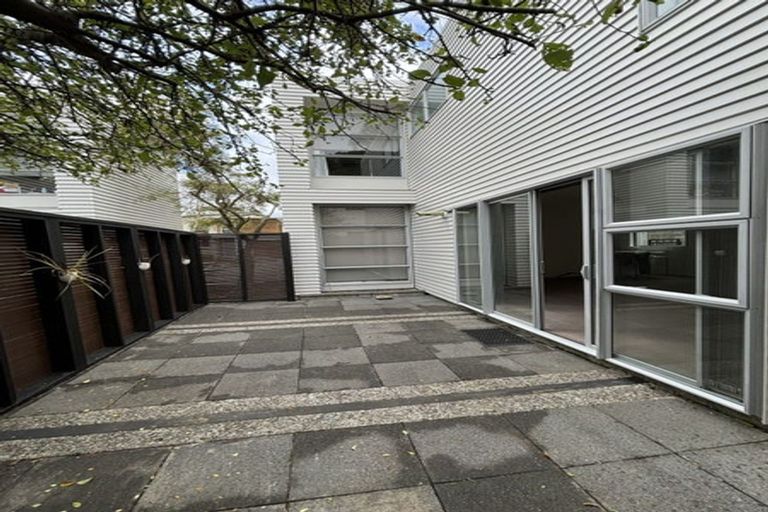 Photo of property in 12 Tiketike Way, Brooklyn, Wellington, 6021