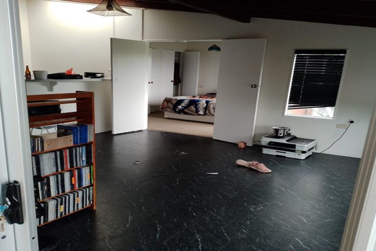 Photo of property in 10 Lilburn Crescent, Massey, Auckland, 0614