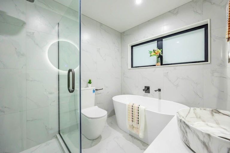 Photo of property in 26a Tupaki Place, Pakuranga Heights, Auckland, 2010