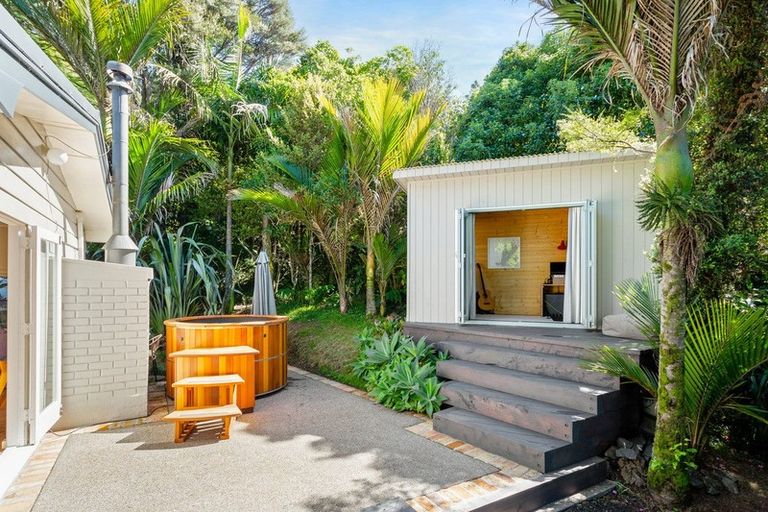 Photo of property in 282 Shaw Road, Titirangi, Auckland, 0604