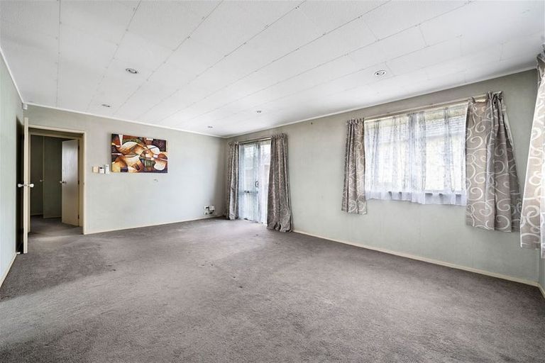 Photo of property in 2 Fruitvale Road, New Lynn, Auckland, 0600
