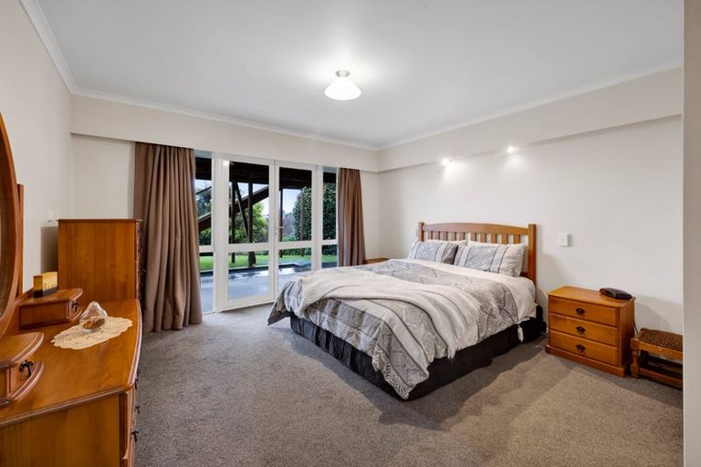 Photo of property in 21 Longview Drive, Merrilands, New Plymouth, 4312