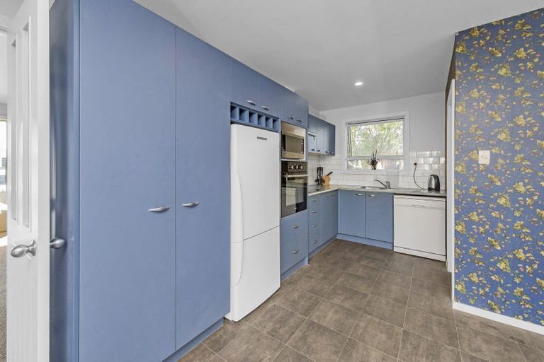 Photo of property in 15 Frensham Crescent, Woolston, Christchurch, 8062