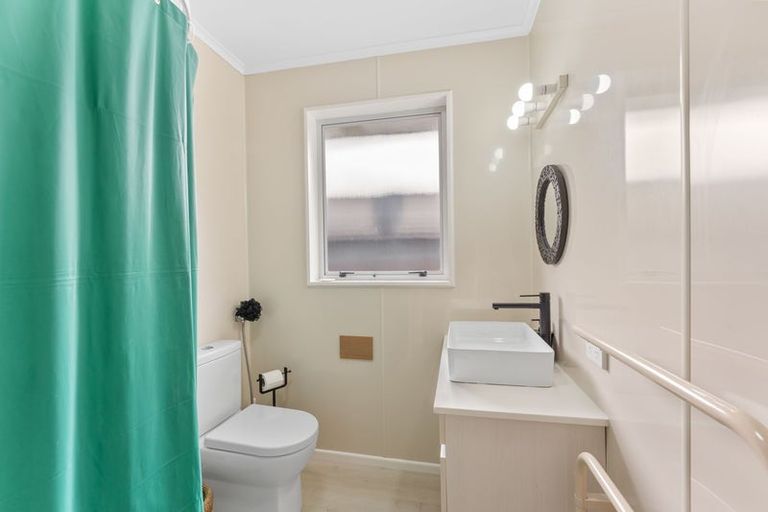 Photo of property in 25b Pehi Kupa Street, Waikanae, 5036
