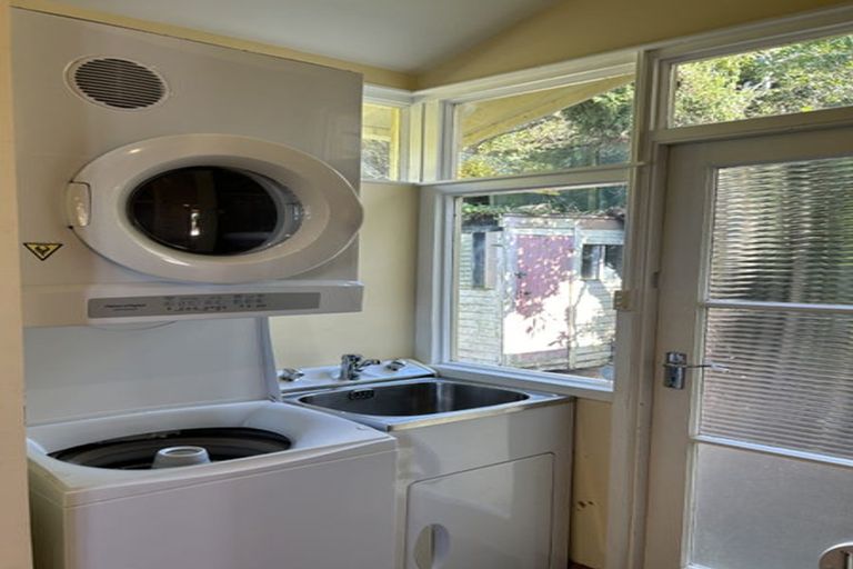 Photo of property in 100 Mortimer Terrace, Brooklyn, Wellington, 6021