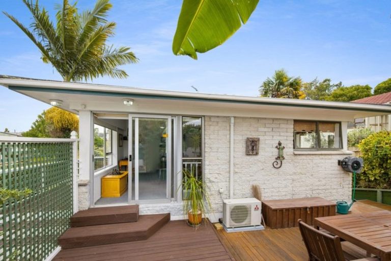 Photo of property in 1/15 Lancelot Place, Glenfield, Auckland, 0629