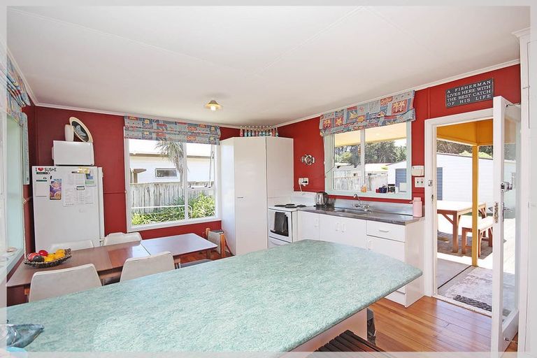 Photo of property in 9 Dewe Terrace, Foxton Beach, Foxton, 4815