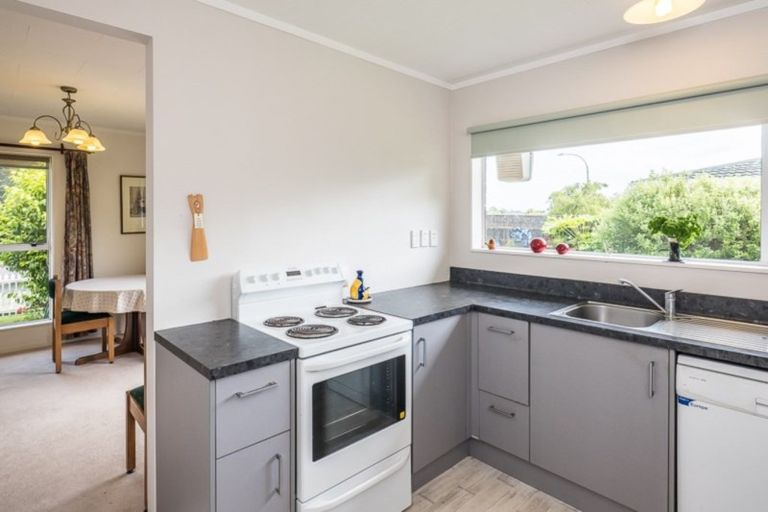Photo of property in 60 Rewarewa Crescent, Waikanae, 5036