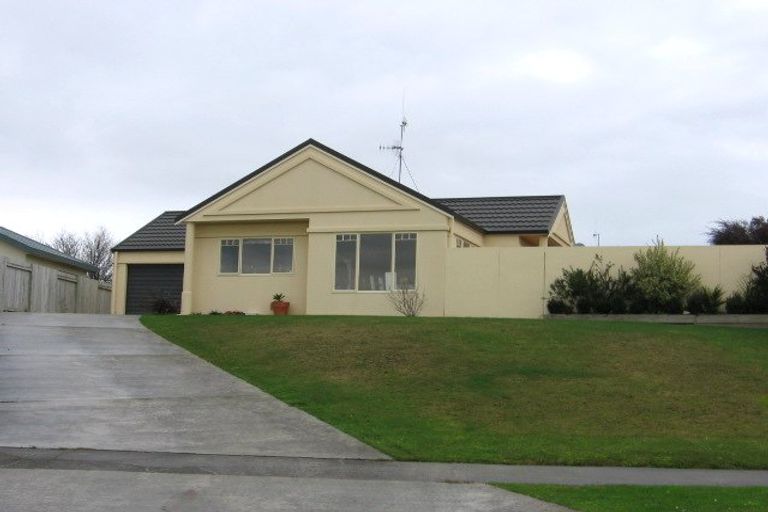 Photo of property in 40 Logan Way, Kelvin Grove, Palmerston North, 4414