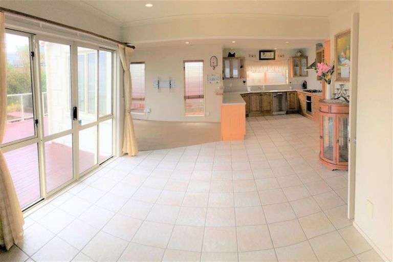 Photo of property in 22 Dress Circle, Newlands, Wellington, 6037