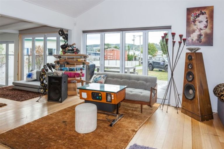 Photo of property in 217 Ocean Road, Whangamata, 3620