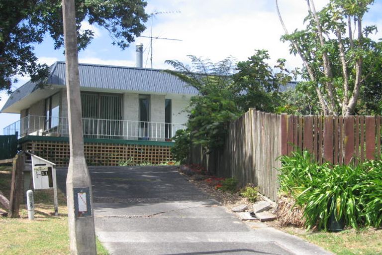 Photo of property in 2/11 Tusac Place, Totara Vale, Auckland, 0627