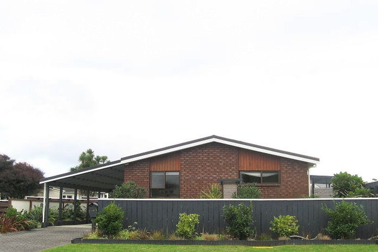 Photo of property in 13a Hadfield Place, Paraparaumu Beach, Paraparaumu, 5032