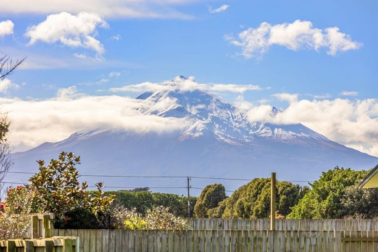 Photo of property in 40 Gisborne Terrace, Opunake, 4616