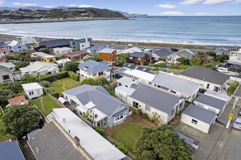 Photo of property in 203 Onepu Road, Lyall Bay, Wellington, 6022