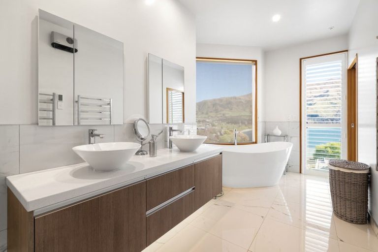 Photo of property in 32 Lismore Street, Wanaka, 9305