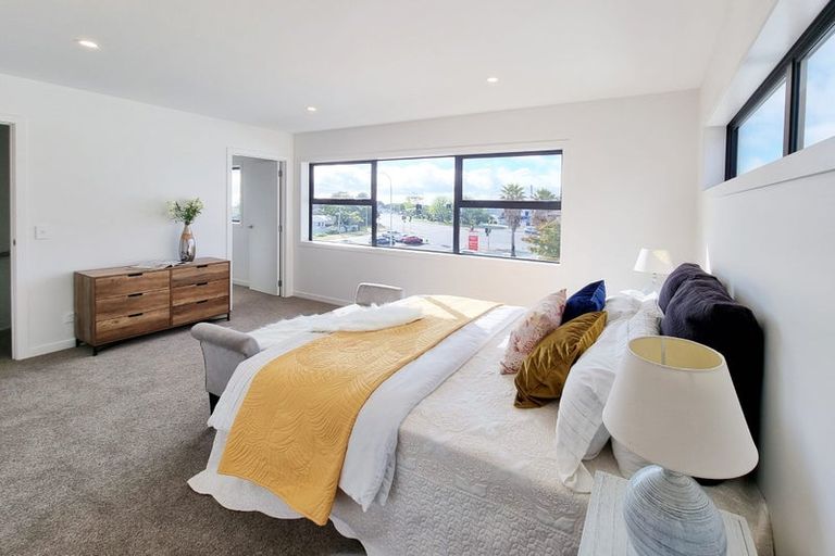 Photo of property in 952b East Coast Road, Northcross, Auckland, 0632