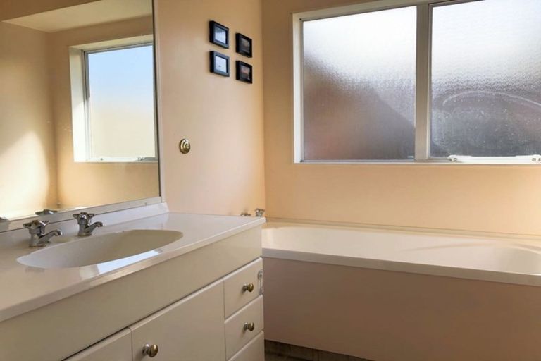 Photo of property in 20 Harvest Drive, Henderson, Auckland, 0612