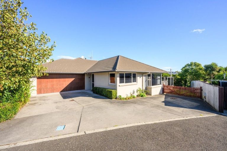 Photo of property in 27 Johnstone Drive, Fitzherbert, Palmerston North, 4410