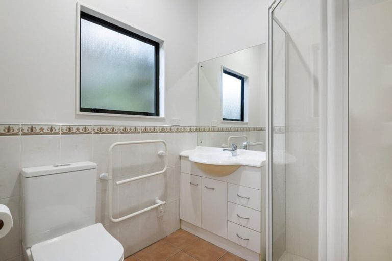 Photo of property in 11 Nottingham Place, Northcross, Auckland, 0630