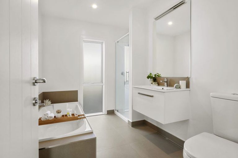 Photo of property in 12 Promontory Crescent, Newlands, Wellington, 6037