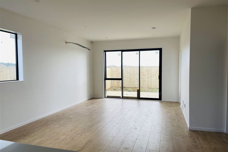 Photo of property in 12 Woven Place, Karaka, 2113