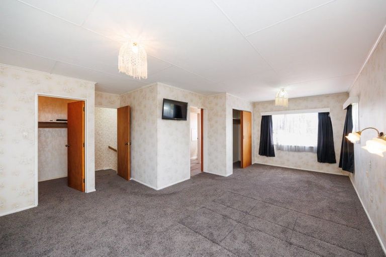 Photo of property in 17 Piper Place, Roslyn, Palmerston North, 4414