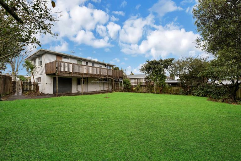 Photo of property in 12 Ozich Avenue, Te Atatu South, Auckland, 0610