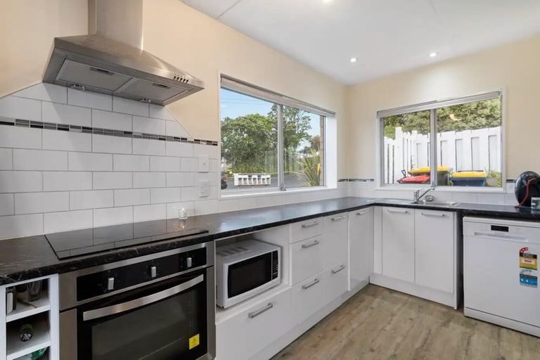 Photo of property in 1/98 Birkdale Road, Birkdale, Auckland, 0626