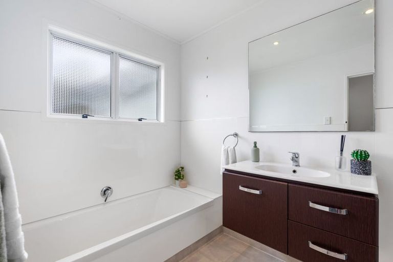 Photo of property in 12 Curlew Place, One Tree Point, 0118