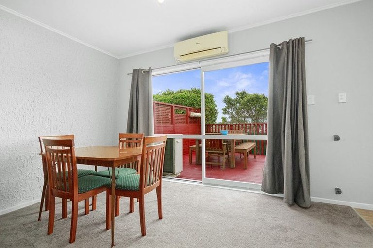 Photo of property in 27a Chetwode Grove, Newlands, Wellington, 6037