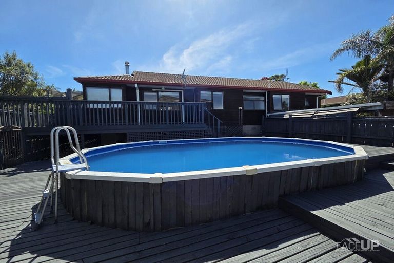 Photo of property in 1/179 Wiseley Road, West Harbour, Auckland, 0618